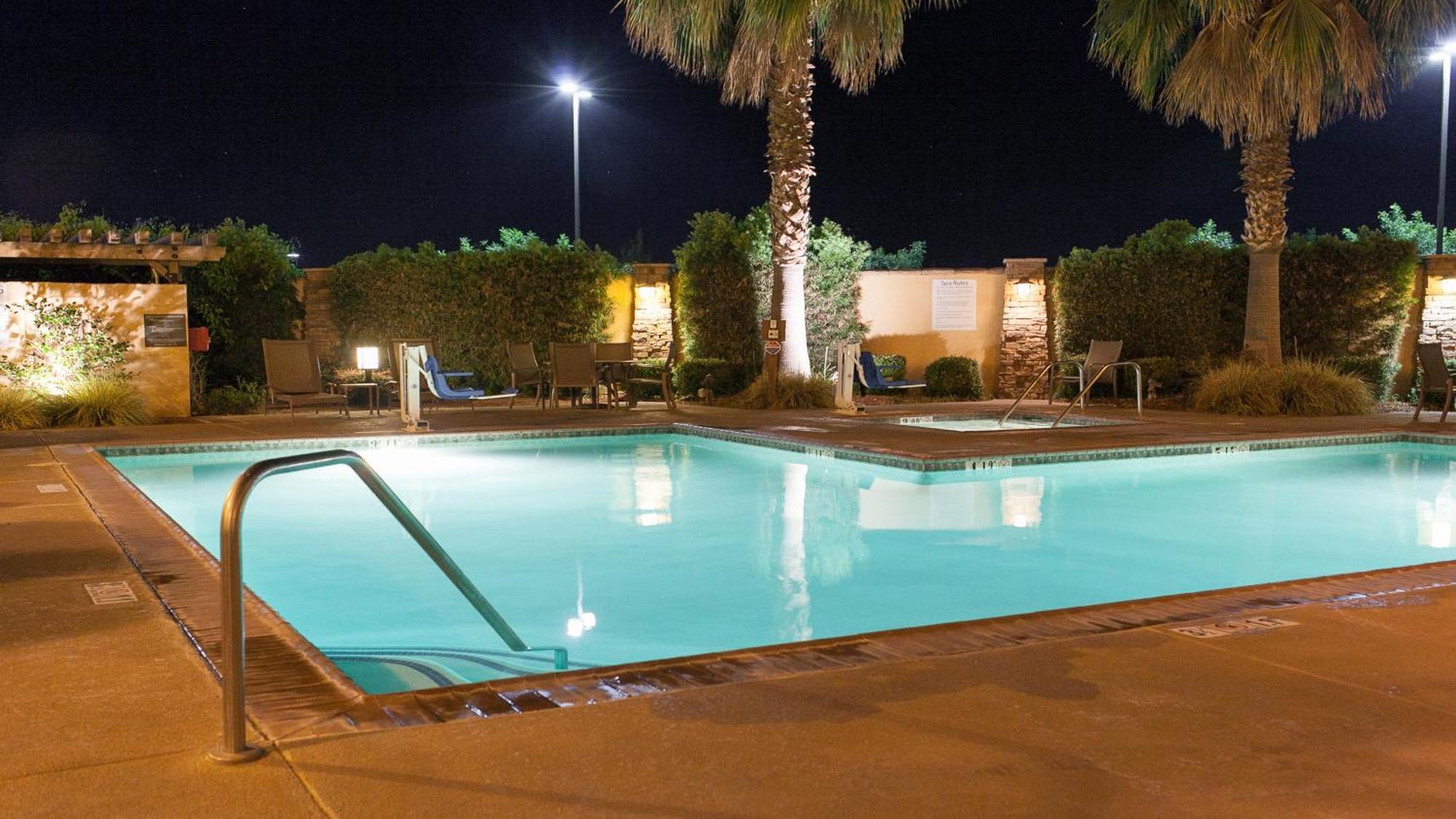 Holiday Inn Express Turlock By Ihg Dış mekan fotoğraf