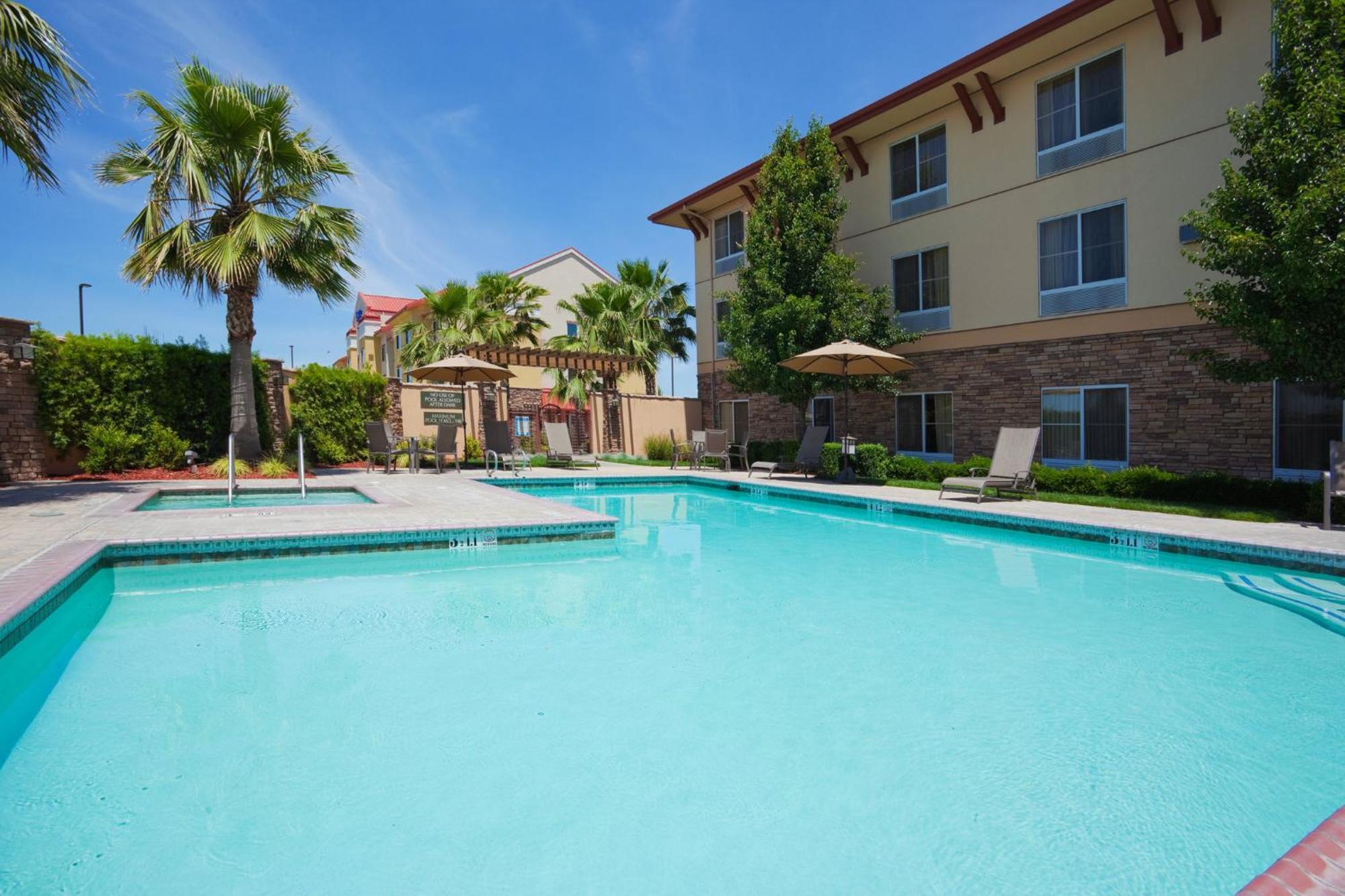 Holiday Inn Express Turlock By Ihg Dış mekan fotoğraf